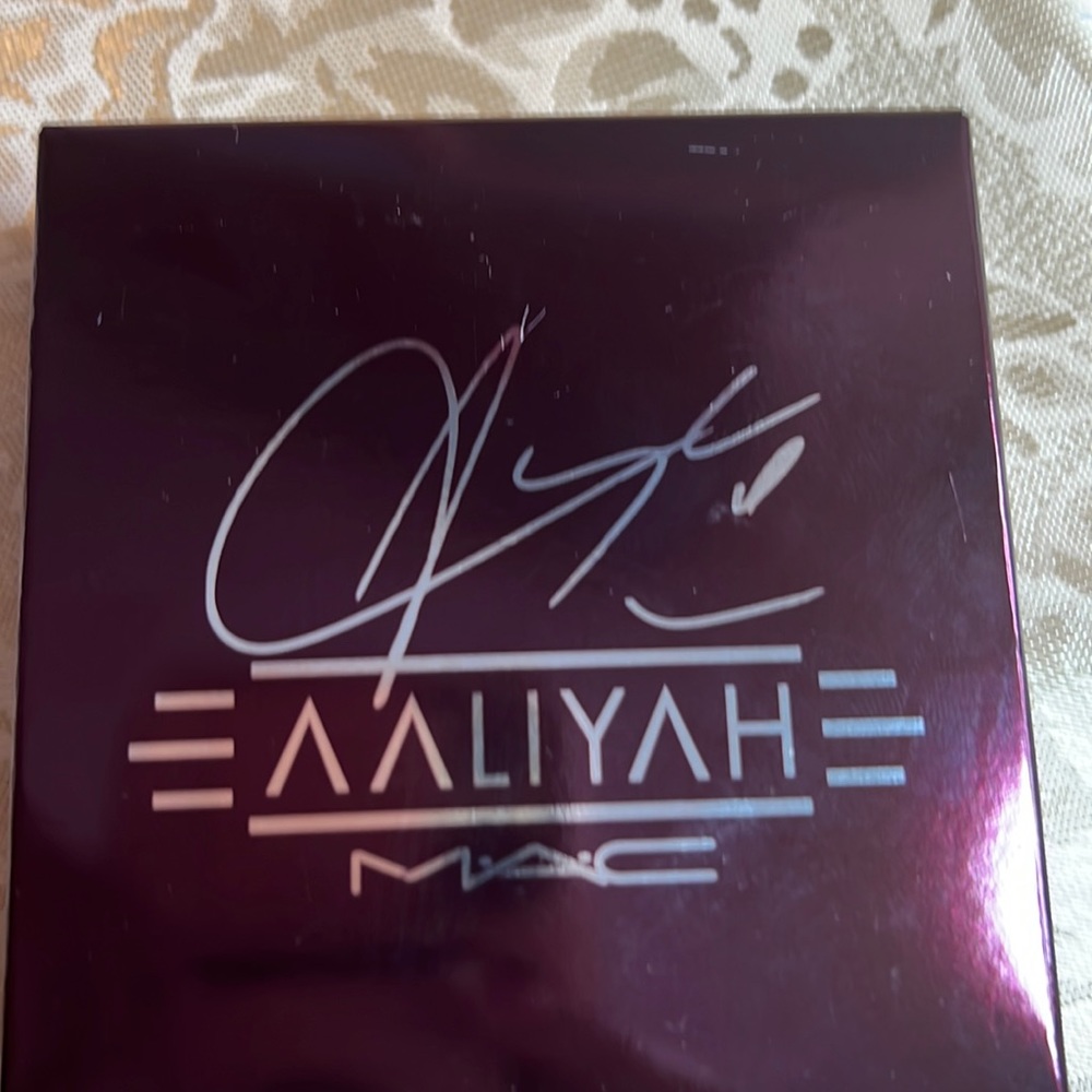 BNIB COLLECTOR EDITION AALIYAH Mac eyeshadow palette